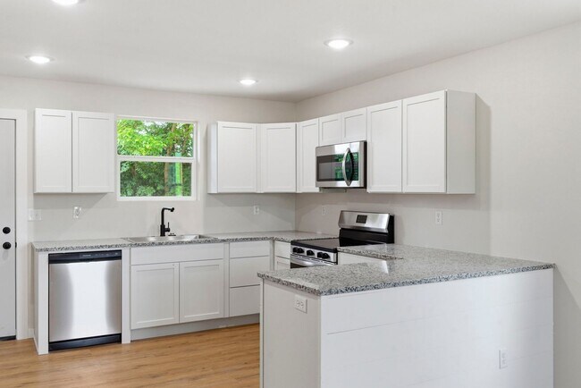 Building Photo - 3 Bedroom | 2 Bathroom | Marionville | Granite | Stainless Steel Appliances | Brand New!