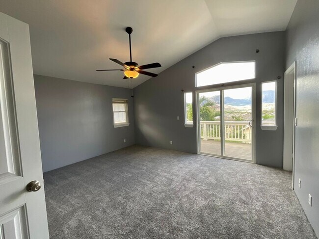 Building Photo - 4 bedroom, 2.5 bath, Mountain and Ocean Ba...