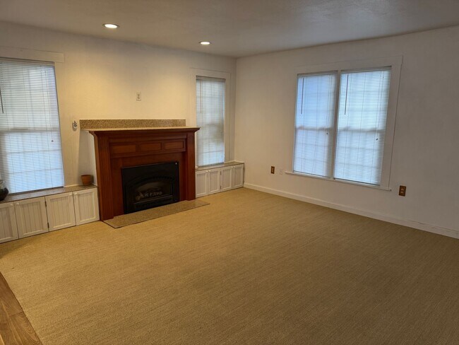 Building Photo - Beautiful 4-Bedroom Home on a Private, Treed Lot in North Ellensburg