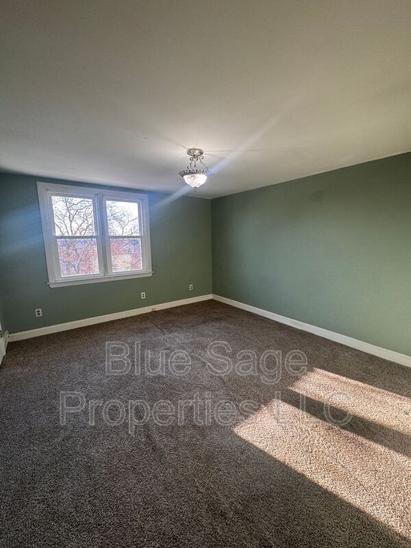 Building Photo - 227 Pine St