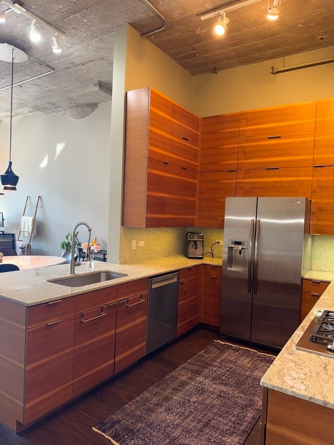 Building Photo - 320 E 21st St