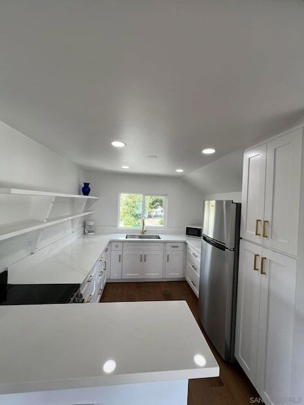 Building Photo - 1531 Avohill Dr