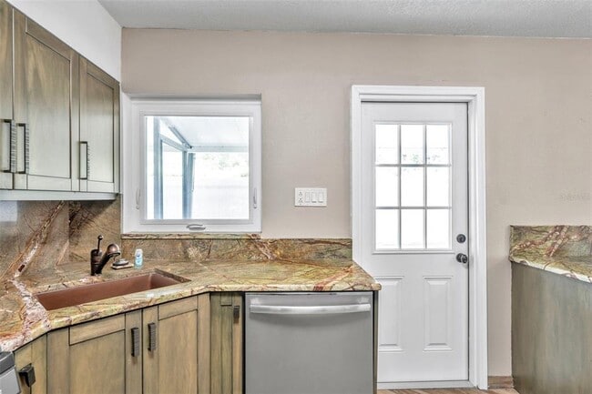 Building Photo - 125 5th Ave N