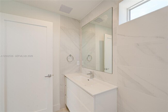 Building Photo - 816 84th St