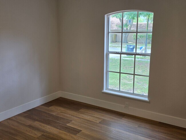 Building Photo - FOR RENT!!! SIMPLY STUNNING (REMODELED) 3 BEDROOM 2 BATH SINGLE FAMILY HOME...