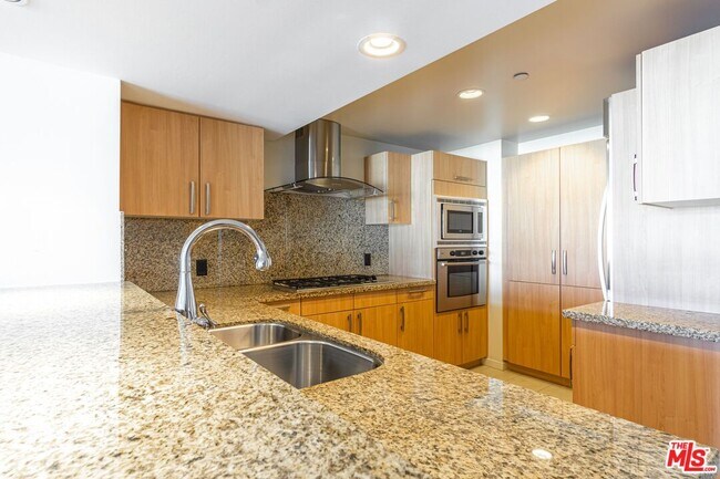 Building Photo - 13650 Marina Pointe Dr