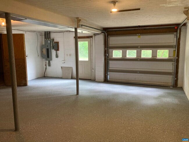 Building Photo - 14150 James River Rd