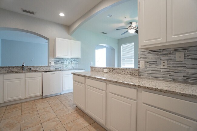Building Photo - Beautiful 3/2.5 Townhome in gated communit...