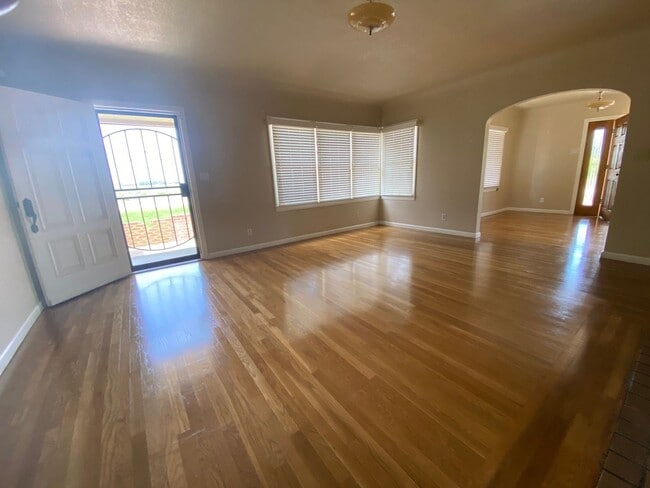 Building Photo - 3 br, 1 bath House - 8227 E. Floral Ave