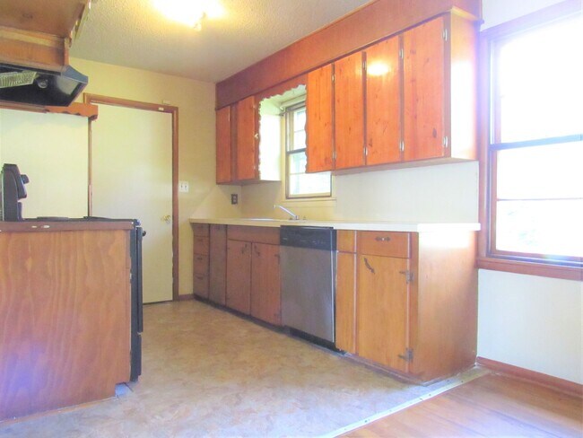 Building Photo - *** 50% OFF 1ST MONTH'S RENT IF LEASE SIGN...