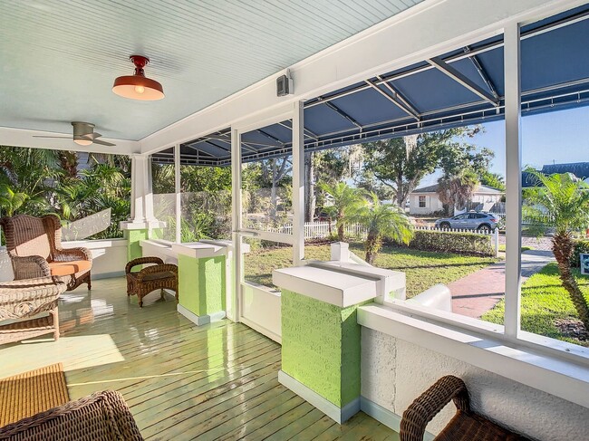 Building Photo - Charming two bedroom two bathroom cottage in North St. Petersburg Fully Updated.