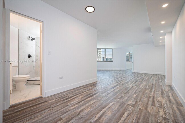 Building Photo - 801 Brickell Bay Dr