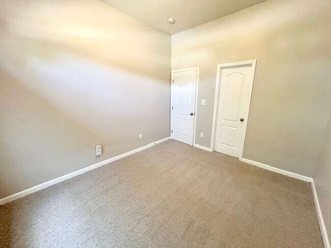 Building Photo - Coming soon! 10/10 Charming 3-bedroom bric...