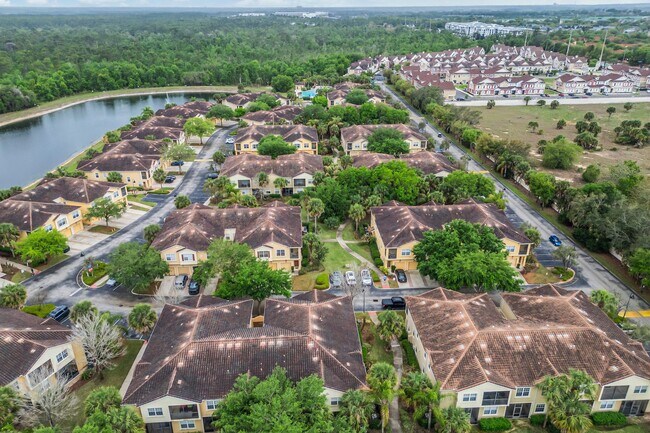 Building Photo - Spacious 3/2 Condo in the Gated Oakwater Community with Single Car Garage! Brand new carpets and ...