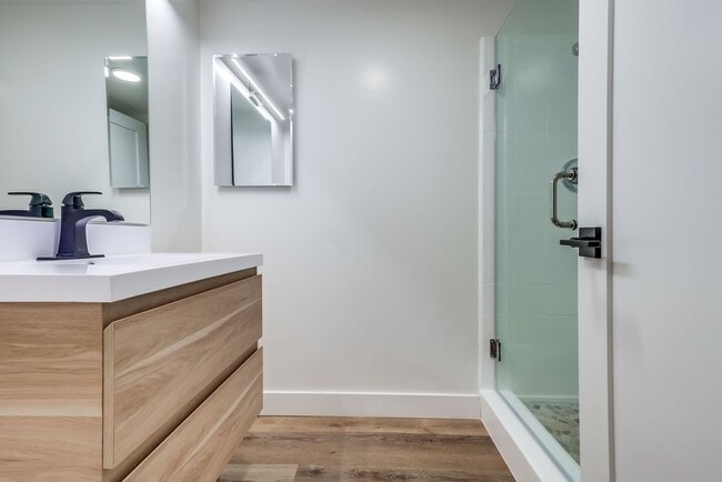 Building Photo - 435 N Oakhurst Dr