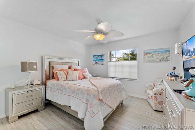 Building Photo - 6887 Viale Elizabeth