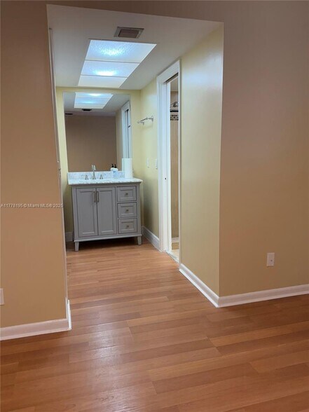Building Photo - 5112 SW 87th Ter