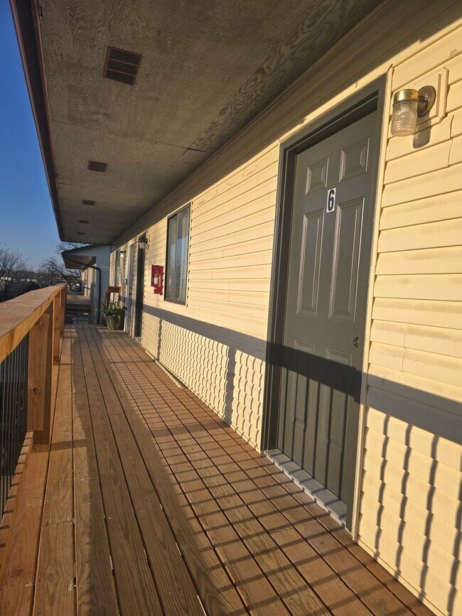 Building Photo - 2 Bedroom , 1 Bathroom Apartment!