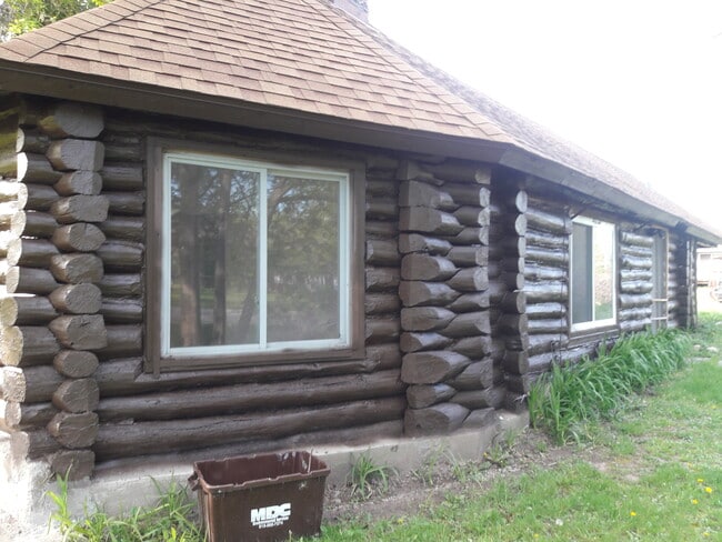 Building Photo - 4900 Parkview Dr