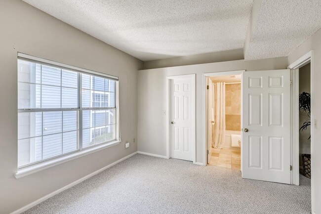 Building Photo - Cozy 2BED/2BATH Condo AVAILABLE April 4!