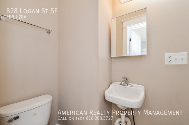 Building Photo - 828 Logan St SE