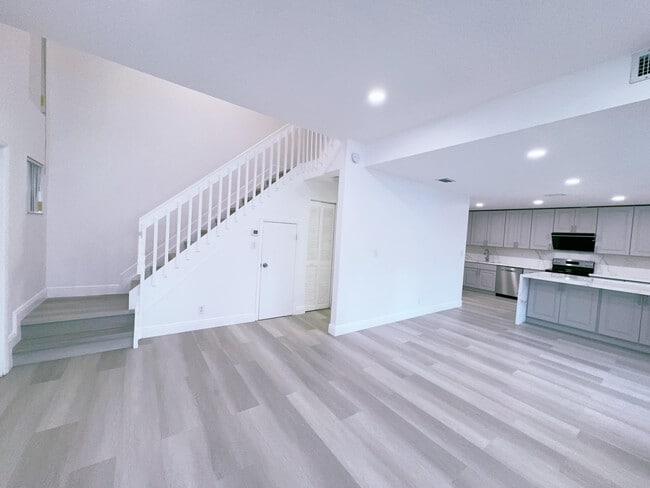 Building Photo - 549 Racquet Club Rd