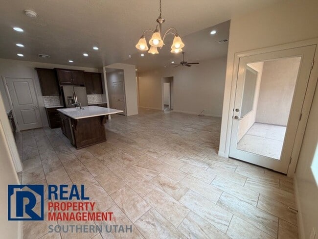 Building Photo - Home in Painted Desert