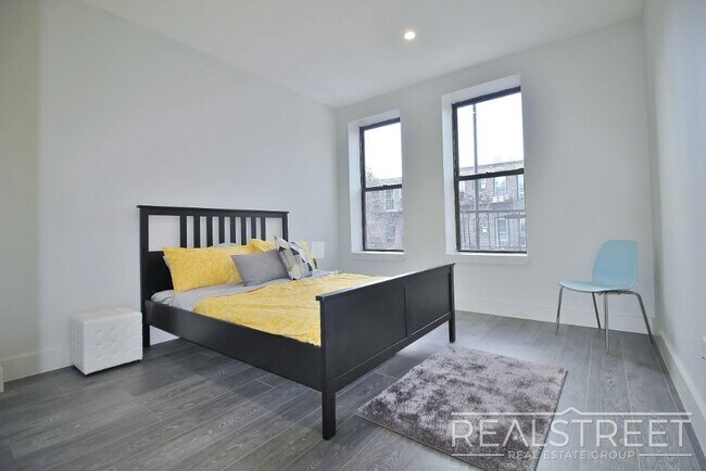 Building Photo - Giant 1 BED in Bushwick!
