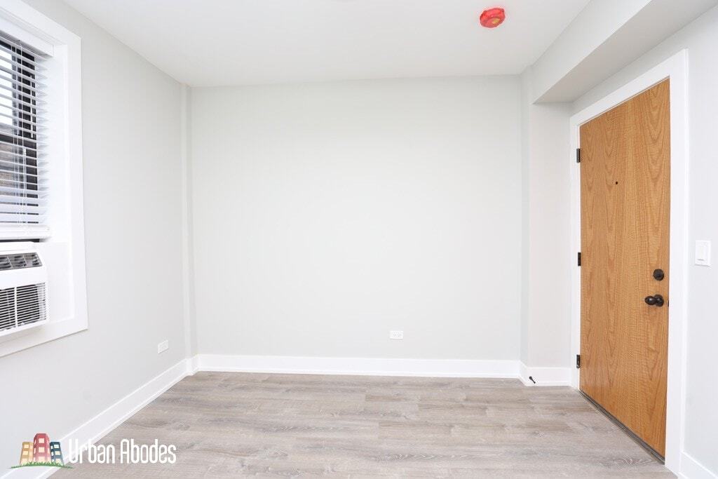 Building Photo - 515 W Belmont Ave