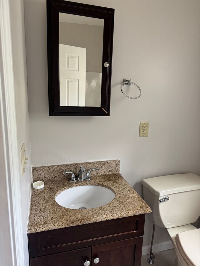 Building Photo - Modern 2 bedroom with office in West Sprin...