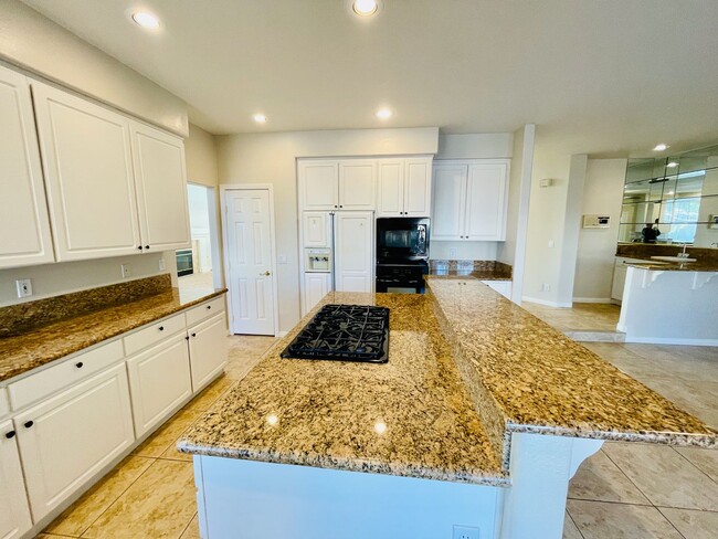 Building Photo - COMING SOON: Hardwood floors, freshly pain...