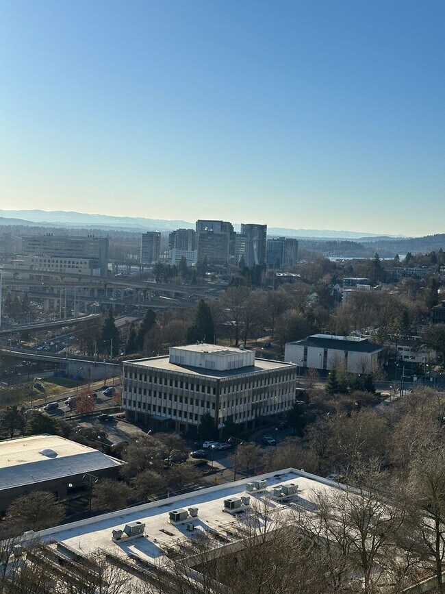 Building Photo - Lovely 2 bedroom 2 bath condo with a river...