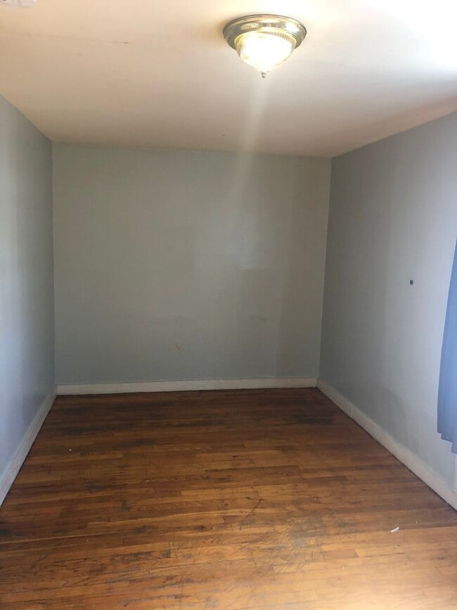Building Photo - 1 Bed/1 Bath Upstairs Apartment located wa...