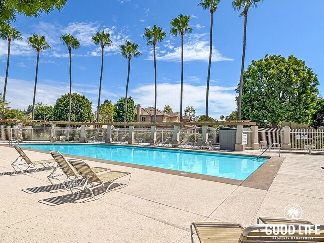 Building Photo - Modern 4BD/3BA Townhouse in San Miguel Ran...