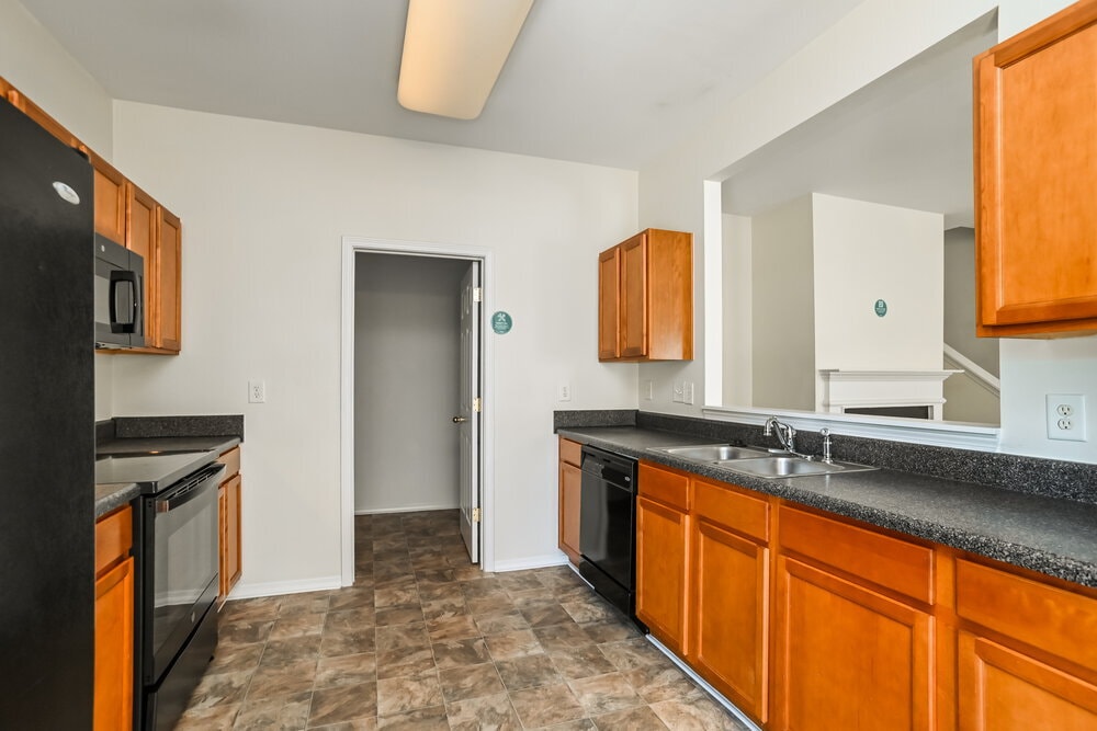 Building Photo - 2222 Buckleigh Dr