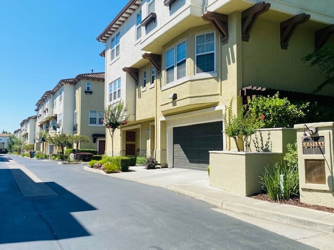 Building Photo - Beautiful 3BD/2.5BA Tri-Level Gallery Walk...