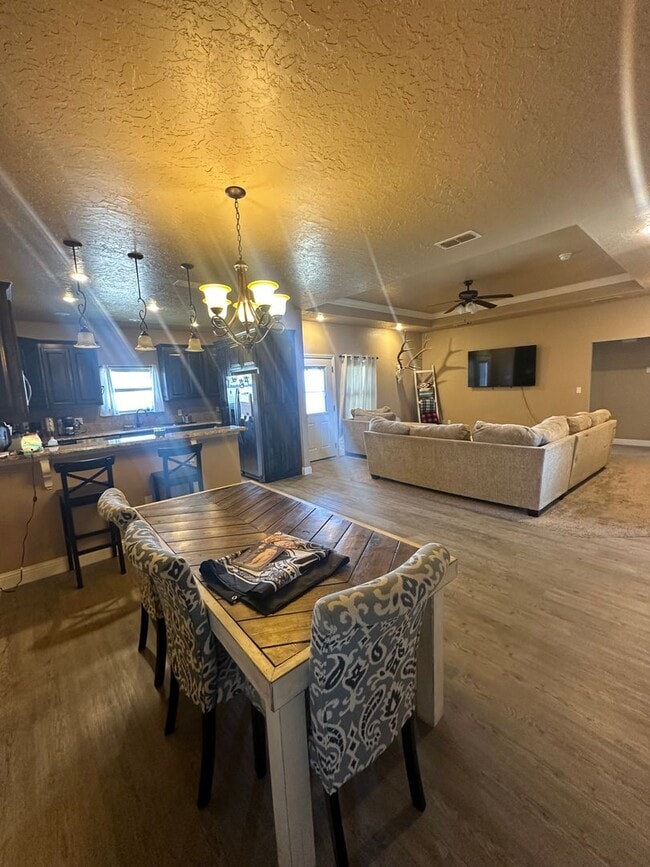 Building Photo - Stunning 4 Bed 2 Bath Home! Parkview Schoo...