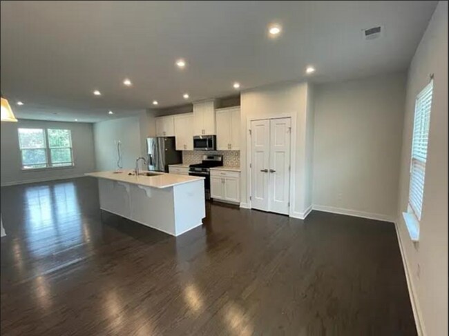 Building Photo - Three story town home with 2 car garage