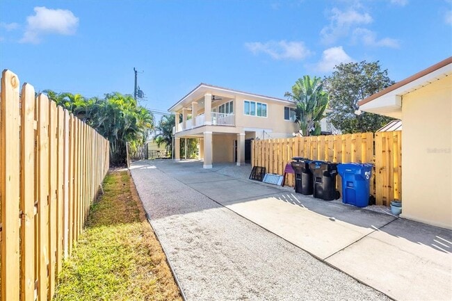 Building Photo - 907 Riviera St