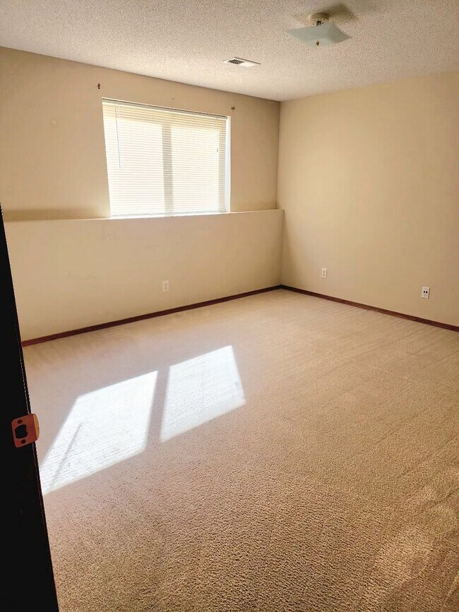 Building Photo - West Side Duplex - $300 off 1st Month !!