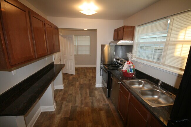 Building Photo - 718 16th St