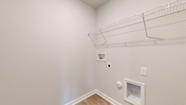 Building Photo - 4 bedroom Home in WATERSIDE!