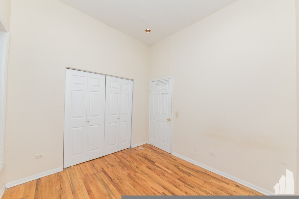 Building Photo - 2454 N Southport Ave