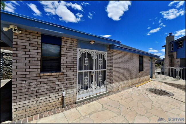 Building Photo - 529 Castlerock Ln