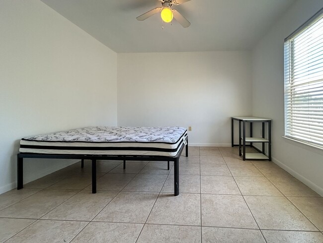 Building Photo - ROOM FOR RENT Charming 1/1 in University T...