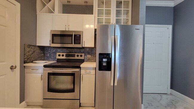 Building Photo - Luxury Condo On The Top Floor at Solé in Flagler Village