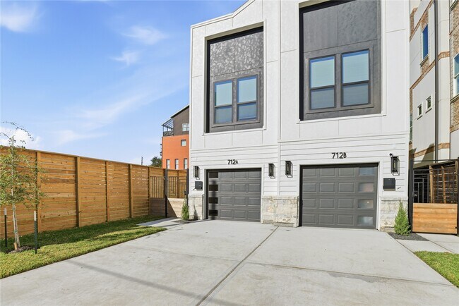 Building Photo - 712 Delano St