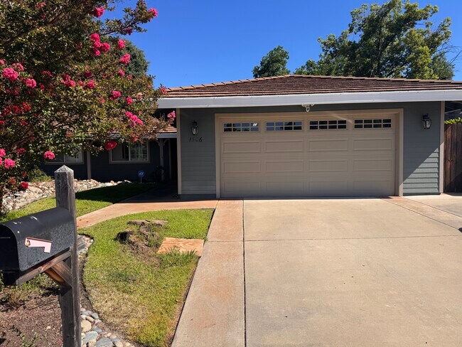 Building Photo - 1506 Crestmont Oak Dr