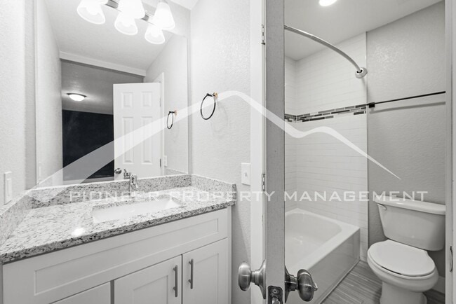 Building Photo - Spacious Townhouse with Washer/Dryer and Central AC