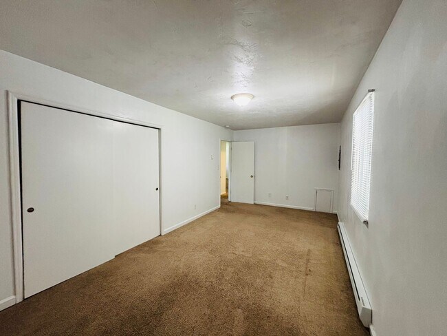 Building Photo - 2 Bedroom, 1 Bath Apartment